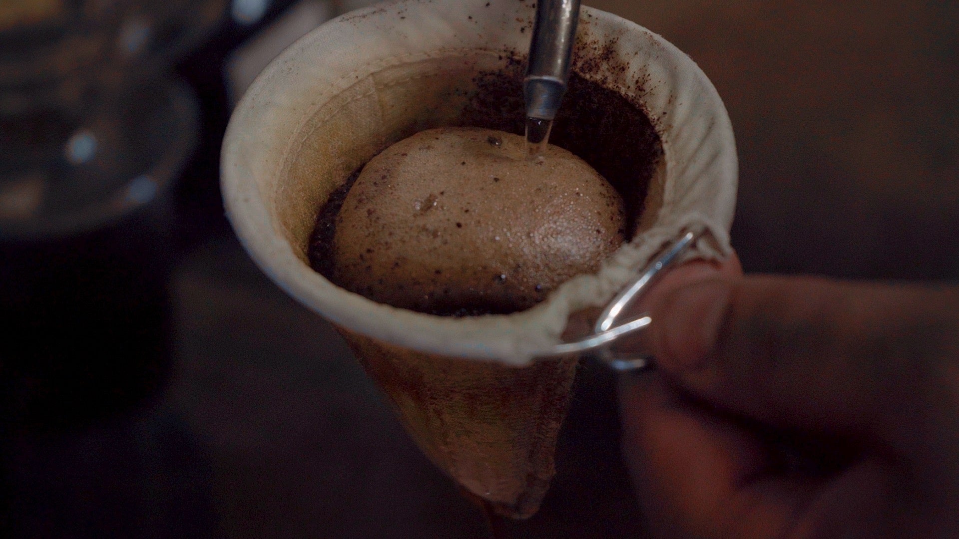 ネルドリップでコーヒーを抽出する様子